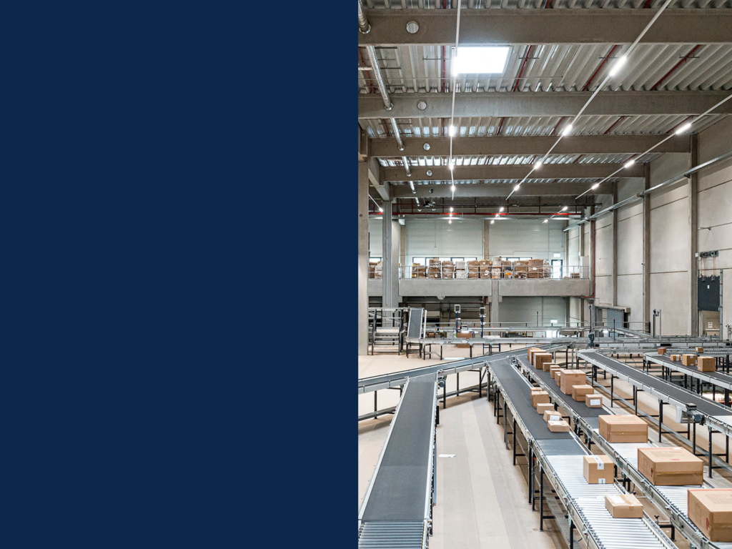 Retail and e-commerce combined in one warehouse. This was the result of an optimal focus on scalability, stock optimization and reducing the required m2.
The smart application and collaboration of WMS, ERP & hardware made this possible at Smyths Toys in Walsrode, Germany.
