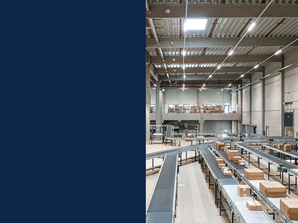 Retail and e-commerce combined in one warehouse. This was the result of an optimal focus on scalability, stock optimization and reducing the required m2.
The smart application and collaboration of WMS, ERP & hardware made this possible at Smyths Toys in Walsrode, Germany.